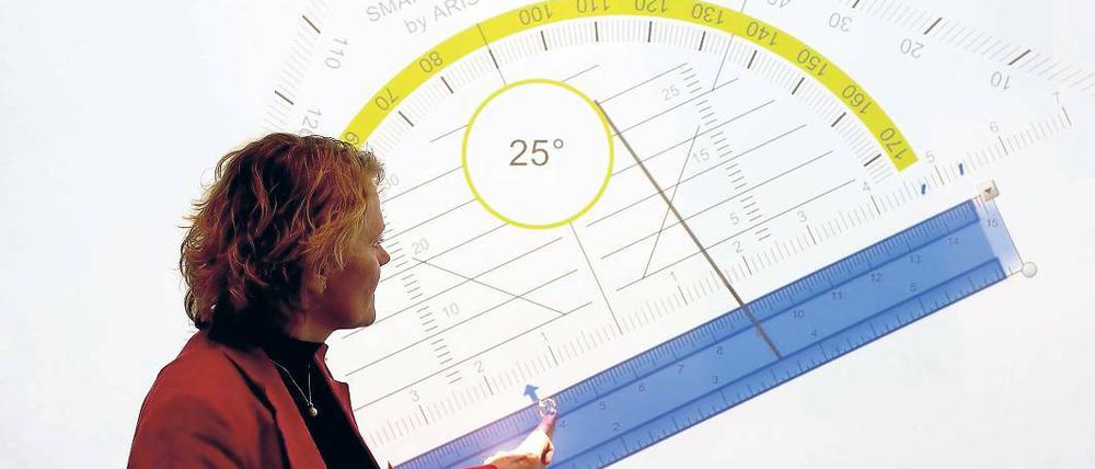 Gut vernetzt. Ein Lehrerin arbeitet an einem Whiteboard. Computerecken, Laptop-Klassen, Whiteboards neben der Tafel und fast durchweg schnelles Internet – an brandenburgischen Schulen sind Computer aus dem Unterricht nicht mehr wegzudenken.
