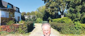 Hier begann mal ein Uferweg, erzählt Friedmund Pikus. Er endet heute bereits an seiner anderen Grundstücksseite an einer Hallenwand.