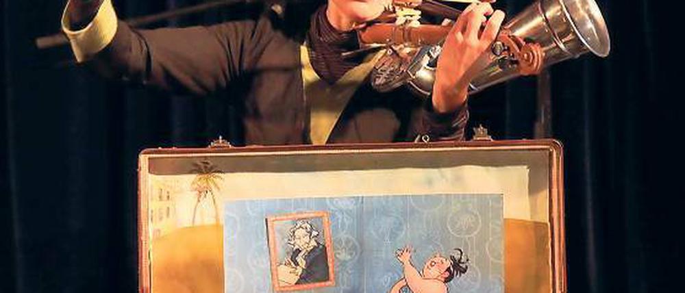 Schnurzpiepegal hieß die Geschichte, die Barbara Steinitz las und spielte und damit für ausgesprochen fröhliche Stimmung beim Lesetheater mit Musik des Bücherpicknicks sorgte.