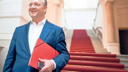 Strahlemann. Der Landes- und Fraktionschef der Berliner CDU Frank Henkel genießt seine Rolle als Chef-Koalitionär. Ab Mittwoch wird mit der SPD über ein Regierungsprogramm und die Zusammensetzung des Senats verhandelt.