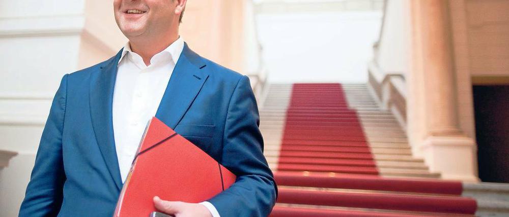 Strahlemann. Der Landes- und Fraktionschef der Berliner CDU Frank Henkel genießt seine Rolle als Chef-Koalitionär. Ab Mittwoch wird mit der SPD über ein Regierungsprogramm und die Zusammensetzung des Senats verhandelt.