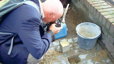 Erinnerung. Martin Valentin fotografiert den Stolperstein, der an seinen Vorfahren Ernst Valentin erinnert. Der Teltower Ingenieur musste 1939 nach Brasilien flüchten.