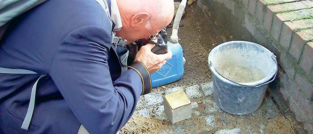 Erinnerung. Martin Valentin fotografiert den Stolperstein, der an seinen Vorfahren Ernst Valentin erinnert. Der Teltower Ingenieur musste 1939 nach Brasilien flüchten.