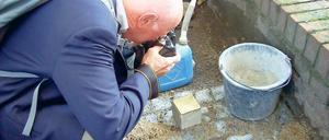 Erinnerung. Martin Valentin fotografiert den Stolperstein, der an seinen Vorfahren Ernst Valentin erinnert. Der Teltower Ingenieur musste 1939 nach Brasilien flüchten.
