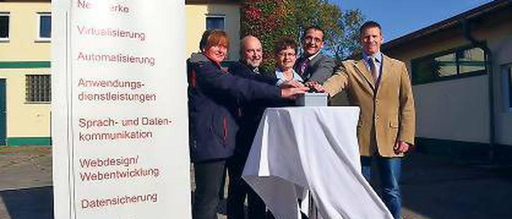 Mit vereinter Kraft. Gestern ging Tremsdorf ans Netz.