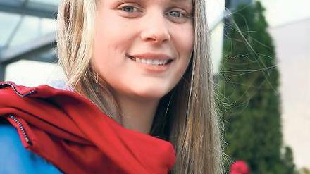 Endlich angekommen. Nach 22-stündiger Anreise traf Argentiniens Nationalspielerin Lucia Daniela Fresco am Freitagnachmittag in Potsdam ein. Das erste Begrüßungsküsschen bekam sie von SC-Mannschaftskapitänin Patricia Grohmann (rechts).