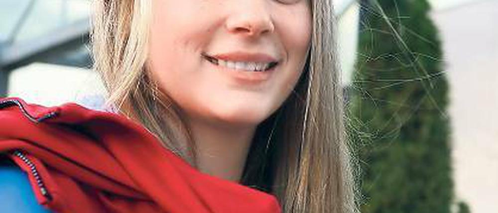 Endlich angekommen. Nach 22-stündiger Anreise traf Argentiniens Nationalspielerin Lucia Daniela Fresco am Freitagnachmittag in Potsdam ein. Das erste Begrüßungsküsschen bekam sie von SC-Mannschaftskapitänin Patricia Grohmann (rechts).