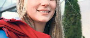 Endlich angekommen. Nach 22-stündiger Anreise traf Argentiniens Nationalspielerin Lucia Daniela Fresco am Freitagnachmittag in Potsdam ein. Das erste Begrüßungsküsschen bekam sie von SC-Mannschaftskapitänin Patricia Grohmann (rechts).