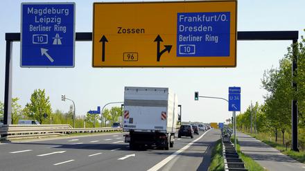 Die Bundesstraße 96 in der Nähe von Rangsdorf im Landkreis Teltow-Fläming südlich von Berlin. In diesem Bereich ist die B 96 bereits mehrspurig ausgebaut – nun soll der Ausbau im Norden von Berlin folgen.
