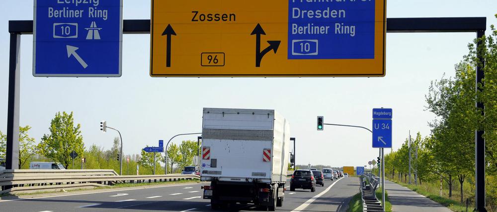 Die Bundesstraße 96 in der Nähe von Rangsdorf im Landkreis Teltow-Fläming südlich von Berlin. In diesem Bereich ist die B 96 bereits mehrspurig ausgebaut – nun soll der Ausbau im Norden von Berlin folgen.