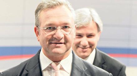 Wie stehen die Chancen? Die Berliner Sozialdemokraten wollen möglichst schnell Verhandlungen mit der CDU aufnehmen. Mitte nächster Woche könnten die Gespräche zwischen Frank Henkel (CDU/vorn) und Klaus Wowereit (SPD) beginnen.