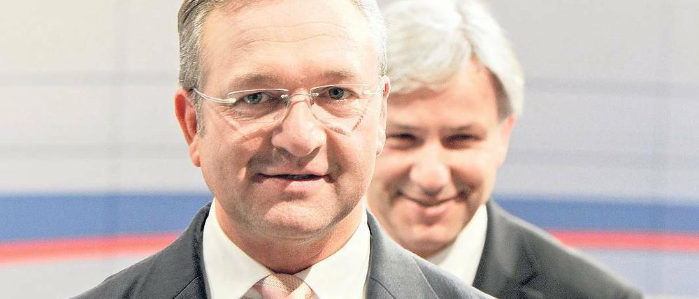 Wie stehen die Chancen? Die Berliner Sozialdemokraten wollen möglichst schnell Verhandlungen mit der CDU aufnehmen. Mitte nächster Woche könnten die Gespräche zwischen Frank Henkel (CDU/vorn) und Klaus Wowereit (SPD) beginnen.