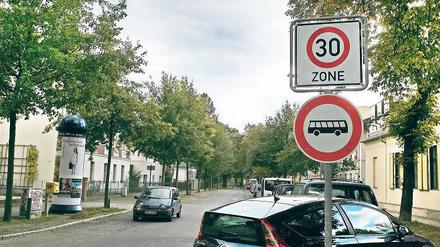 Neue Schilder. Seit Ende September ist die Ribbeckstraße wieder eine Tempo-30-Zone. Damit hat die Stadt auf ein Urteil des Verwaltungsgerichts reagiert.