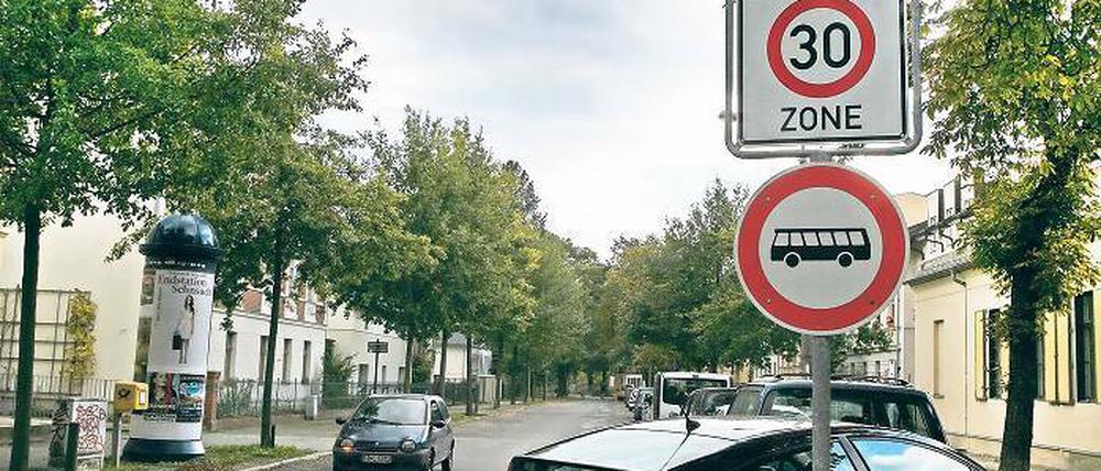 Neue Schilder. Seit Ende September ist die Ribbeckstraße wieder eine Tempo-30-Zone. Damit hat die Stadt auf ein Urteil des Verwaltungsgerichts reagiert.