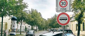 Neue Schilder. Seit Ende September ist die Ribbeckstraße wieder eine Tempo-30-Zone. Damit hat die Stadt auf ein Urteil des Verwaltungsgerichts reagiert.