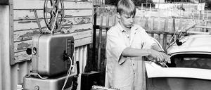 Nische Zeltplatz. Andreas Dresen am Filmprojektor „Meoclub 16, 2.“ bei seiner „Drefa“-Sommertour 1986.