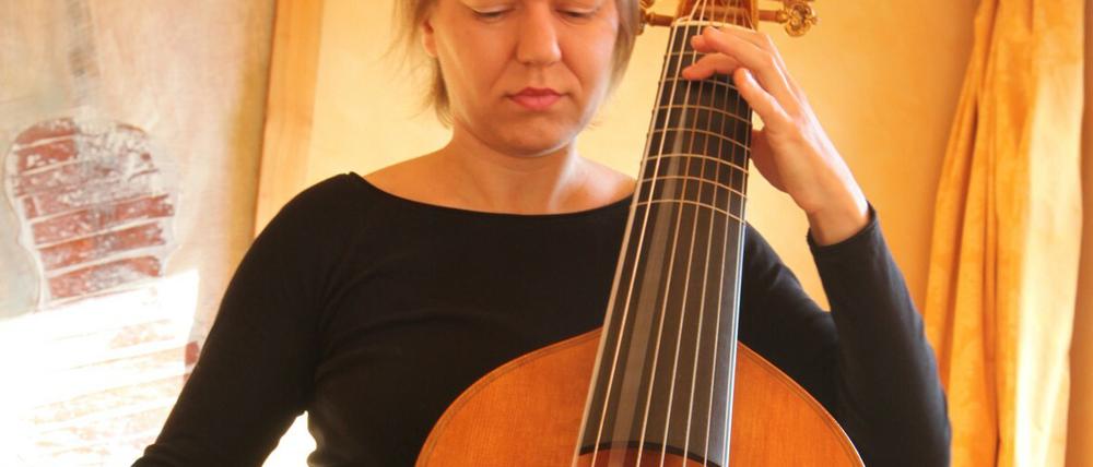 Heidi Gröger auf dem Nachbau der achtsaitigen Gambe von Benoît Fleury mit goldenem Köpfchen, goldenem Saitenhalter und Steg und Zargen aus Ahorn und Babelsberger Nussbaumholz.