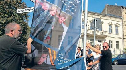 Filmschauplatz des Monats: Sozialdezernentin Elona Müller-Preinesberger und Henning Molfenter (r.) vom Studio Babelsberg hissten gestern die Flagge, die an den Dreh des Actionfilms „Die Bourne Verschwörung“ erinnert.