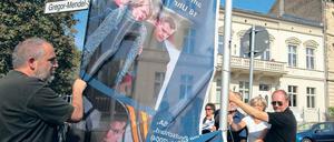 Filmschauplatz des Monats: Sozialdezernentin Elona Müller-Preinesberger und Henning Molfenter (r.) vom Studio Babelsberg hissten gestern die Flagge, die an den Dreh des Actionfilms „Die Bourne Verschwörung“ erinnert.