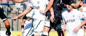 Luftkampf in Babelsberg. Julian Prochnow (links) und Markus Müller versuchen hier, vorm Gäste-Tor vor Sandhausens Abwehrspieler Daniel Schulz (rechts) an den Ball zu kommen. Am Ende reichte es für Nulldrei am Samstag nicht zu einem Punkt.