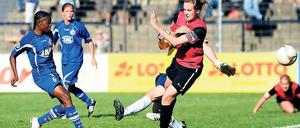 Die Entscheidung im Spitzenspiel. Genoveva Anonma (links) hat abgezogen, Torfrau Ursula Holl (verdeckt) und Katharina Leiding (Mitte) können nicht mehr klären – 3:2.