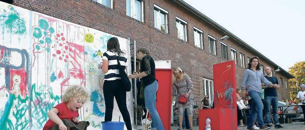 Abwechslungsreich: Von malenden Kindern bis hin zu einer alternativen Modeschau – bei der Eröffnung des „Haus 1“ auf dem „Freiland“-Gelände wurde Vielfalt zelebriert. Unter anderem soll ein Wissenschaftsladen in dem Backsteinbau einziehen.