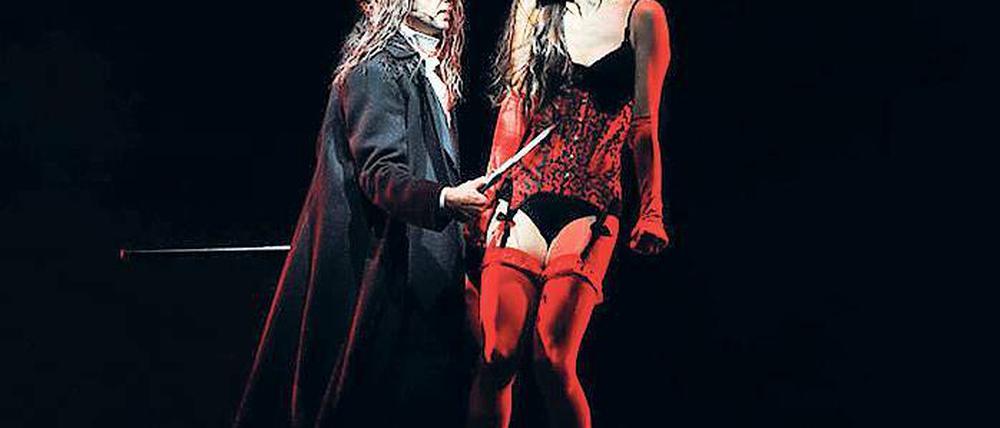 Wie aus einem schlechten Horrorfilm. Jekyll verwandelt sich in ein zottelhaariges Monster, dem Lucie zu seinem Opfer fällt.