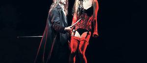 Wie aus einem schlechten Horrorfilm. Jekyll verwandelt sich in ein zottelhaariges Monster, dem Lucie zu seinem Opfer fällt.