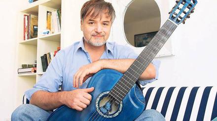 Die blaue Gitarre ist sein Markenzeichen. „Auch schöne Farben müssen sein“, sagt der Freibeuter der Klassik, Clemens Maria Haas, der mit seinen Konzerten vor allem gut unterhalten möchte.