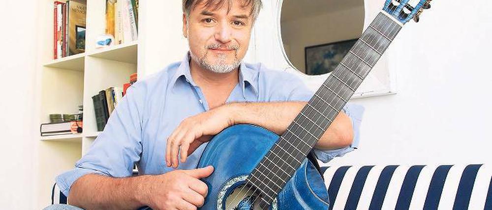 Die blaue Gitarre ist sein Markenzeichen. „Auch schöne Farben müssen sein“, sagt der Freibeuter der Klassik, Clemens Maria Haas, der mit seinen Konzerten vor allem gut unterhalten möchte.