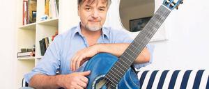 Die blaue Gitarre ist sein Markenzeichen. „Auch schöne Farben müssen sein“, sagt der Freibeuter der Klassik, Clemens Maria Haas, der mit seinen Konzerten vor allem gut unterhalten möchte.