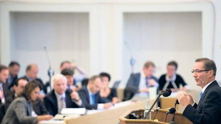 Regierungschef Matthias Platzeck (SPD; r), Oppositionsführerin Saskia Ludwig (CDU; l) und, FDP-Fraktionschef Andreas Büttner (3.v.r.) gestern im Landtag.