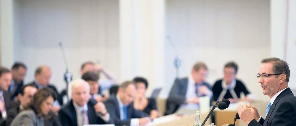 Regierungschef Matthias Platzeck (SPD; r), Oppositionsführerin Saskia Ludwig (CDU; l) und, FDP-Fraktionschef Andreas Büttner (3.v.r.) gestern im Landtag.