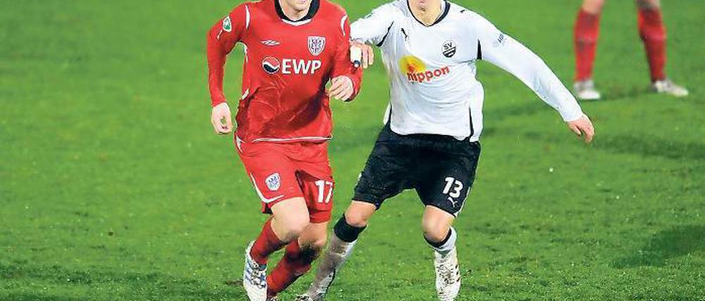 Oft unauffällig, aber mannschaftsdienlich. Julian Prochnow (links), hier im Duell mit Sandhausens Tim Danneberg, will mit dem SV Babelsberg 03 morgen daheim endlich den ersten Sieg gegen den SVS.