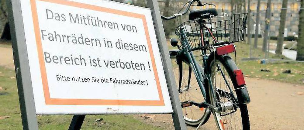 Verboten, aber nicht strafbar? Ein Schild und ein Rad im Welterbe-Park.