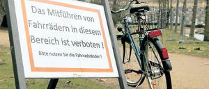 Verboten, aber nicht strafbar? Ein Schild und ein Rad im Welterbe-Park.