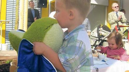 Richard und der Frosch weihten gestern die Kita im Wissenschaftspark ein.