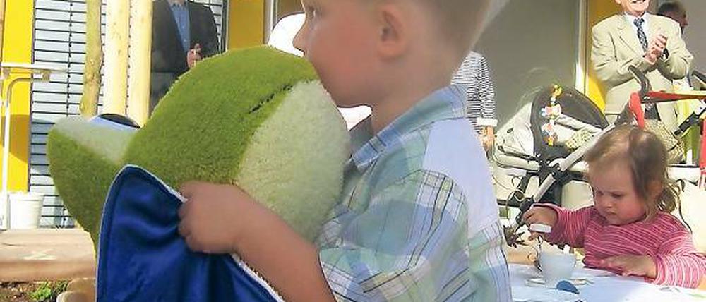 Richard und der Frosch weihten gestern die Kita im Wissenschaftspark ein.