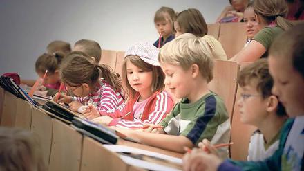 Wissbegierig. Schüler aus Potsdam konnten am Freitag Uni-Luft schnuppern. Auf dem Campus in Golm und am Neuen Palais beantworteten ihnen Professoren, Doktoranden und Studenten Fragen zu Fledermäusen, fernen Galaxien oder schwarzen Löchern.