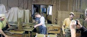 Handwerk wie vor 300 Jahren: Schüler in der Ziegelei in Glindow.