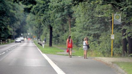 Das älteste Gewerbe wieder an der B2? Vor zwei Jahren standen bis zu 16 Prostituierte an der Staße nach Michendorf.