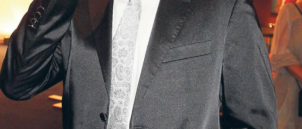 Ist da der Verkehrsrichter? Abraham – hier telefonierend bei der „Goldenen Henne“ – drohen 1360 Euro Strafe sowie ein dreimonatiges Fahrverbot.