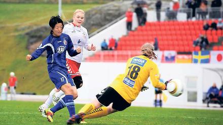 Traf gleich dreimal. Potsdams Stürmerin Yuki Nagasato, die hier Thors Schlussfrau Helena Jónsdóttir überwindet, sorgte mit ihren Toren für eine Vorentscheidung schon im Hinspiel der 1. Champions-League-Runde.