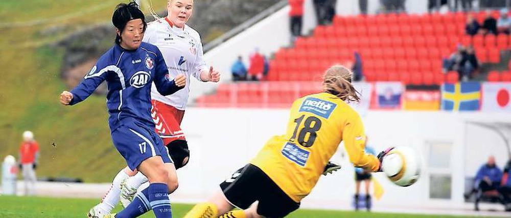 Traf gleich dreimal. Potsdams Stürmerin Yuki Nagasato, die hier Thors Schlussfrau Helena Jónsdóttir überwindet, sorgte mit ihren Toren für eine Vorentscheidung schon im Hinspiel der 1. Champions-League-Runde.
