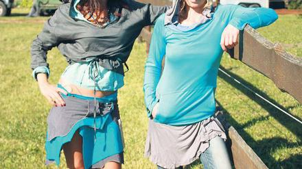 Manuela Giese (rechts) mit Nadine Zechlin in Stücken aus der ersten Kollektion.