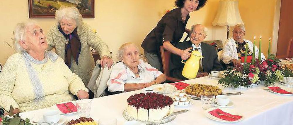507 Jahre beim Kaffeeklatsch: Charlotte Fritsche (102), Anna Fogger (99), Elise Sellack (104), Werner Berth (100) und Margarete Laas (102) (v.li.).