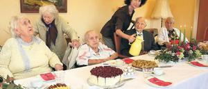 507 Jahre beim Kaffeeklatsch: Charlotte Fritsche (102), Anna Fogger (99), Elise Sellack (104), Werner Berth (100) und Margarete Laas (102) (v.li.).