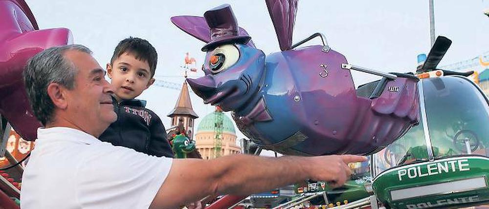 Am Freitag beginnt der Rummel. Der vierjährige Gabriel und sein Opa freuen sich schon.
