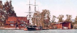 Historische Ansicht. Blick vom Jungfernsee auf Ventehalle (l.), Bootshaus und die Fregatte „Royal Luise“. Die auf Geheiß von Friedrich Wilhelm II. im norwegischen Still errichtete Ventehalle wurde 1945 bei einem Brand zerstört.