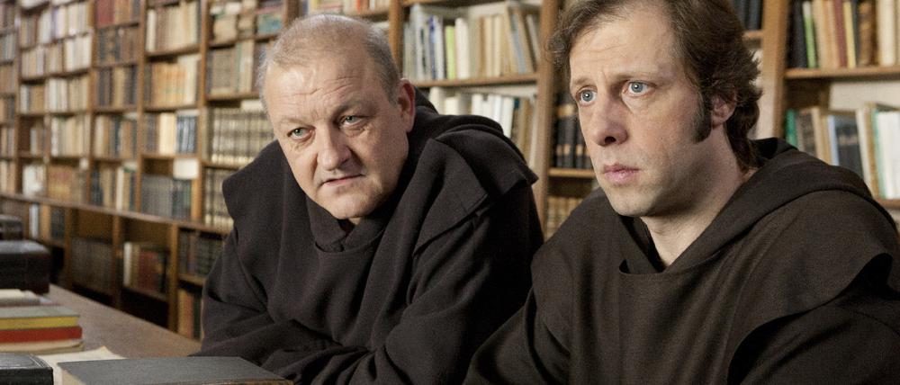 Unter Mönchen: Georg Wilsberg (Leonard Lansink) und sein Freund Ekki (Oliver Korittke) ermitteln auf den Spuren von Umberto Eco. 